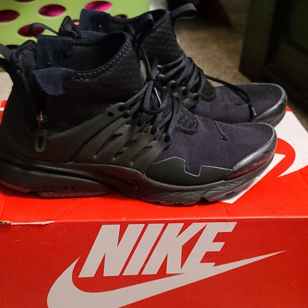Nike tennis shoes